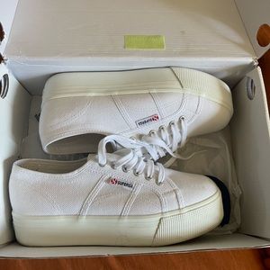 Size 9,but we’re too big on me.These will fit someone who is a size 10!wore once